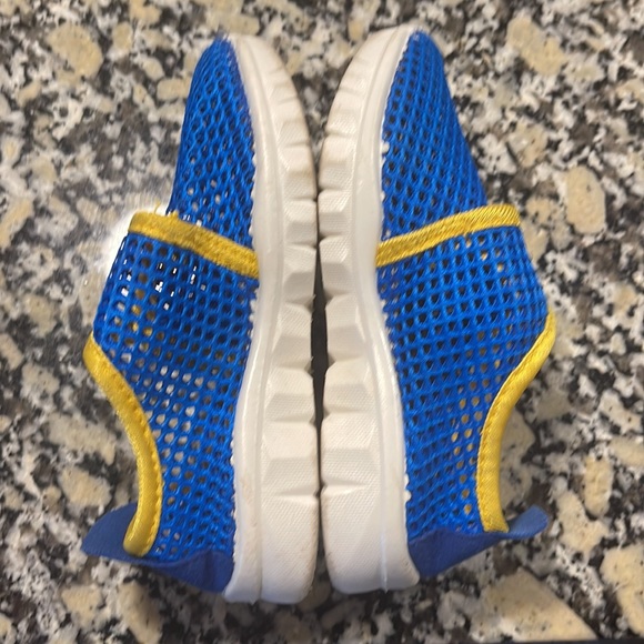 Swim shoes / beach shoes in size 8 toddler boy - Picture 2 of 2